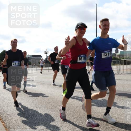 29.06.2025 - hella hamburg halbmarathon Lena Gebhardt http://msf.ph/oto/8299685 29.06.2025 09:59:29 Lombardsbrücke 16189, 1319, 3112, 95, 12446, 85, 1319, 1334, 1366, 1506, 1595, 1642, 1955, 1972, 2282, 2391, 2432, 2630, 2741, 2911, 3112, 3279, 3668, 3715, 4426, 4467, 4837, 4839, 5299, 5391, 5420, 5457, 5458, 5465, 5492, 5866, 6390, 6399, 6414, 6415, 6416, 7033, 7037, 7129, 7130, 7232, 7395, 7833, 7864, 8330, 8509, 8520, 8542, 8652, 8772, 8846, 8929, 9142, 9488, 9884, 9903, 9907, 9922, 9984, 10020, 10031, 10266, 11039, 11568, 11844 meine-sportfotos.de