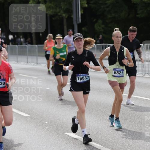 29.06.2025 - hella hamburg halbmarathon Jannik Wohlers http://msf.ph/oto/8299776 29.06.2025 10:37:05 Lombardsbrücke 1276, 1337, 1819, 2016, 2486, 2640, 3633, 4097, 5146, 5171, 5186, 5560, 5790, 5940, 6821, 6955, 7085, 7124, 7235, 7544, 7777, 7823, 8811, 8843, 9524, 10476, 10506, 10798, 10919, 11183, 11801, 11888, 11980, 12123, 12472, 12762, 12824, 12935, 13077, 14130, 14282, 14657, 15084, 16032, 16303, 16582, 16680, 16706, 16831, 16837, 17305, 17307, 17355, 17965, 18710, 18903 meine-sportfotos.de