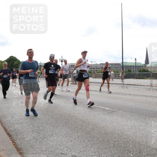 29.06.2025 - hella hamburg halbmarathon Lena Gebhardt http://msf.ph/oto/8299783 29.06.2025 10:21:46 Lombardsbrücke 1240, 761, 1837, 17903, 47, 1001, 889, 5122, 1072, 1158, 1191, 1250, 1294, 1401, 1668, 1958, 1963, 2172, 2271, 2315, 2353, 2529, 2635, 2744, 2815, 3122, 3606, 3768, 3770, 3817, 3825, 3826, 3995, 4046, 4289, 4375, 4376, 4697, 4786, 5122, 5373, 5395, 5412, 5493, 5641, 5759, 5957, 6086, 6103, 6475, 6676, 6805, 6844, 6881, 7075, 7162, 7375, 7522, 7553, 7612, 7672, 7781, 8095, 8286, 8715, 8860, 8896, 8959, 9002, 9062, 9100, 9369, 9483, 9499, 9532, 9624, 10374, 10874 meine-sportfotos.de