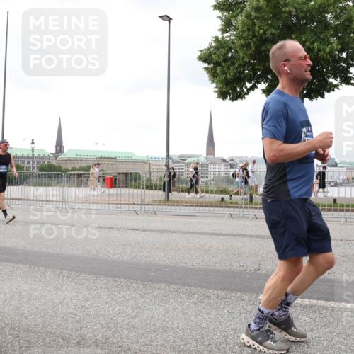 29.06.2025 - hella hamburg halbmarathon Lena Gebhardt http://msf.ph/oto/8299841 29.06.2025 10:56:21 Lombardsbrücke 62, 15696, 15699, 1047, 1113, 1738, 1909, 2095, 2143, 2307, 2793, 2887, 2915, 2991, 3257, 3268, 3438, 3520, 3614, 3675, 3676, 3953, 3987, 4083, 4265, 4354, 4473, 4773, 4836, 5237, 5306, 5438, 5580, 5693, 5757, 5994, 6056, 6494, 6690, 6968, 7025, 7028, 7090, 7307, 7516, 7616, 7711, 8005, 8108, 8305, 8517, 8533, 8606, 8766, 8939, 8943, 9383, 9435, 9606, 9838, 9910, 9948, 9953, 10555, 10569, 10571, 10640, 10740, 10784, 10987 meine-sportfotos.de