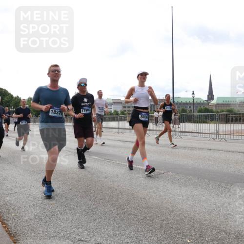 29.06.2025 - hella hamburg halbmarathon Lena Gebhardt http://msf.ph/oto/8299859 29.06.2025 10:21:47 Lombardsbrücke 18378, 12402, 7612, 17903, 10019, 8896, 2919, 1072, 1158, 1191, 1250, 1294, 1401, 1668, 1958, 1963, 2172, 2271, 2315, 2353, 2529, 2635, 2744, 2815, 3122, 3606, 3768, 3770, 3817, 3825, 3826, 3995, 4046, 4289, 4375, 4376, 4697, 4786, 5122, 5373, 5395, 5412, 5493, 5641, 5759, 5957, 6086, 6103, 6475, 6676, 6805, 6844, 6881, 7075, 7162, 7375, 7522, 7553, 7612, 7672, 7781, 8095, 8286, 8431, 8715, 8860, 8896, 8959, 9002, 9062, 9100, 9369, 9483, 9499, 9532, 9624, 10374, 10874 meine-sportfotos.de