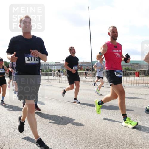 29.06.2025 - hella hamburg halbmarathon Lena Gebhardt http://msf.ph/oto/8299869 29.06.2025 09:59:30 Lombardsbrücke 10518, 89, 3112, 12446, 8542, 865, 1319, 1334, 1366, 1506, 1595, 1642, 1955, 1972, 2282, 2391, 2432, 2630, 2741, 2911, 3112, 3279, 3668, 3715, 4426, 4467, 4837, 4839, 5299, 5391, 5420, 5457, 5458, 5465, 5492, 5866, 6390, 6399, 6414, 6415, 6416, 7033, 7037, 7129, 7130, 7232, 7395, 7833, 7864, 8330, 8509, 8520, 8542, 8652, 8772, 8846, 8929, 9142, 9488, 9884, 9903, 9907, 9922, 9984, 10020, 10031, 10266, 11039, 11568, 11844 meine-sportfotos.de