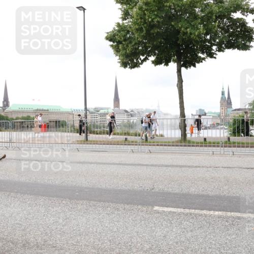 29.06.2025 - hella hamburg halbmarathon Lena Gebhardt http://msf.ph/oto/8299925 29.06.2025 10:56:21 Lombardsbrücke 1569, 1047, 1113, 1738, 1909, 2095, 2143, 2307, 2793, 2887, 2915, 2991, 3257, 3268, 3438, 3520, 3614, 3675, 3676, 3953, 3987, 4083, 4265, 4354, 4473, 4773, 4836, 5237, 5306, 5438, 5580, 5693, 5757, 5994, 6056, 6494, 6690, 6968, 7025, 7028, 7090, 7307, 7516, 7616, 7711, 8005, 8108, 8305, 8517, 8533, 8606, 8766, 8939, 8943, 9383, 9435, 9606, 9838, 9910, 9948, 9953, 10555, 10569, 10571, 10640, 10740, 10784, 10987 meine-sportfotos.de