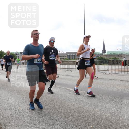 29.06.2025 - hella hamburg halbmarathon Lena Gebhardt http://msf.ph/oto/8299975 29.06.2025 10:21:47 Lombardsbrücke 12402, 7612, 18378, 17903, 889, 1072, 1158, 1191, 1250, 1294, 1401, 1668, 1958, 1963, 2172, 2271, 2315, 2353, 2529, 2635, 2744, 2815, 3122, 3606, 3768, 3770, 3817, 3825, 3826, 3995, 4046, 4289, 4375, 4376, 4697, 4786, 5122, 5373, 5395, 5412, 5493, 5641, 5759, 5957, 6086, 6103, 6475, 6676, 6805, 6844, 6881, 7075, 7162, 7375, 7522, 7553, 7612, 7672, 7781, 8095, 8286, 8431, 8715, 8860, 8896, 8959, 9002, 9062, 9100, 9369, 9483, 9499, 9532, 9624, 10374, 10874 meine-sportfotos.de