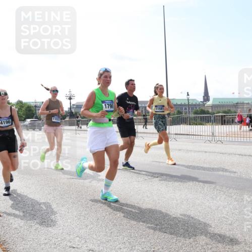 29.06.2025 - hella hamburg halbmarathon Lena Gebhardt http://msf.ph/oto/8300034 29.06.2025 10:12:08 Lombardsbrücke 1062, 1328, 1790, 1850, 1992, 2661, 3363, 3746, 4227, 5176, 5379, 5605, 6822, 6871, 7474, 7571, 9191, 9253, 9405, 9428, 9705, 10042, 10409, 10428, 10685, 11507, 11509, 11525, 11537, 11581, 11917, 12473, 13171, 13177, 13542, 13958, 14060, 14196, 14313, 14384, 14863, 14868, 15137, 15945, 16379, 16976, 17080, 17638, 17774, 17866, 18261, 18395, 18429, 18655 meine-sportfotos.de