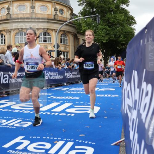 29.06.2025 - hella hamburg halbmarathon Strokosch-Dieckow http://msf.ph/oto/8300076 29.06.2025 10:53:28 Ziel 1030, 1061, 1098, 1499, 1727, 1783, 2070, 3399, 5866, 6198, 6628, 6629, 6942, 8651, 11068, 12909, 13912, 13997, 15113, 15497, 15838, 15856, 17710, 18134, 18450, 18612 meine-sportfotos.de