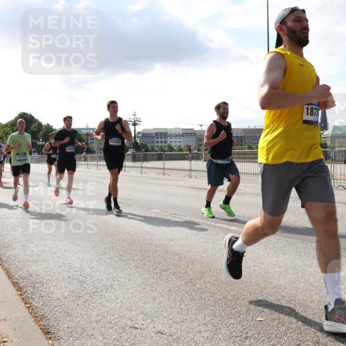 29.06.2025 - hella hamburg halbmarathon Lena Gebhardt http://msf.ph/oto/8300106 29.06.2025 09:47:00 Lombardsbrücke 13771, 16425, 14385, 1873, 1053, 1396, 1407, 1411, 1577, 1889, 1959, 2243, 2563, 2836, 3005, 3790, 3935, 4477, 4740, 4944, 5048, 5152, 5193, 5660, 6032, 6305, 6683, 7080, 7466, 7622, 7628, 7831, 7867, 8312, 8323, 9376, 9508, 9519, 10477, 10771, 10927, 11055, 11304, 11370, 11661, 11898, 12204, 12447, 12899, 13148, 13199, 13493, 13494, 13729, 13771, 13961, 13972, 13991, 14069, 14310, 14385, 15902, 16811, 16957 meine-sportfotos.de
