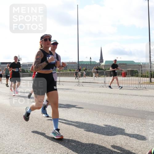 29.06.2025 - hella hamburg halbmarathon Lena Gebhardt http://msf.ph/oto/8300130 29.06.2025 09:59:31 Lombardsbrücke 6415, 6679, 29, 159, 1319, 1334, 1366, 1506, 1595, 1642, 1955, 1972, 2282, 2391, 2432, 2630, 2741, 2911, 3112, 3279, 3668, 3715, 4426, 4467, 4837, 4839, 5277, 5299, 5391, 5420, 5457, 5458, 5465, 5492, 5866, 6390, 6399, 6414, 6415, 6416, 7033, 7037, 7129, 7130, 7395, 7833, 7864, 8330, 8509, 8520, 8542, 8652, 8772, 8846, 8929, 9142, 9488, 9884, 9903, 9907, 9922, 9984, 10020, 10031, 10266, 11039, 11568, 11844 meine-sportfotos.de