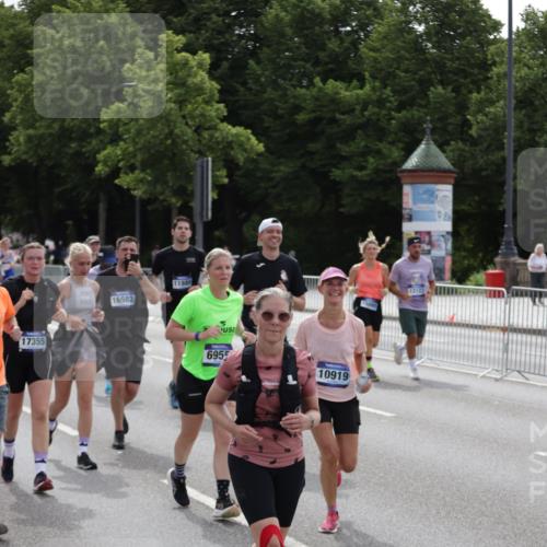 29.06.2025 - hella hamburg halbmarathon Jannik Wohlers http://msf.ph/oto/8300184 29.06.2025 10:37:08 Lombardsbrücke 1337, 1819, 2016, 2199, 2486, 2640, 3633, 5171, 5186, 5790, 5875, 6243, 6821, 6955, 7085, 7124, 7235, 7544, 7777, 7823, 8843, 9524, 10476, 10506, 10798, 10919, 11183, 11801, 11888, 12123, 12254, 12472, 12762, 12824, 12935, 13077, 14130, 14282, 14657, 15084, 16032, 16303, 16582, 16680, 16706, 16837, 17305, 17307, 17355, 17798, 17965, 18903 meine-sportfotos.de