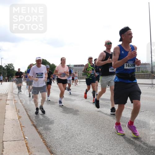 29.06.2025 - hella hamburg halbmarathon Lena Gebhardt http://msf.ph/oto/8300200 29.06.2025 10:37:02 Lombardsbrücke 504, 9500, 1831, 1086, 16309, 15907, 1022, 1118, 1253, 1276, 1339, 1488, 1490, 1597, 1948, 1952, 1954, 2031, 2072, 2104, 2272, 2480, 2552, 2588, 3127, 3165, 3714, 3873, 3895, 4084, 4097, 4347, 4618, 4733, 4762, 4996, 5146, 5224, 5538, 5560, 5640, 5786, 5789, 5940, 6156, 6172, 6359, 6584, 6804, 7202, 7707, 7773, 8007, 8257, 8258, 8315, 8499, 8758, 8811, 8936, 8937, 9054, 9055, 9295, 9500, 9694, 13265, 15077, 17156, 17807, 18152, 18488 meine-sportfotos.de