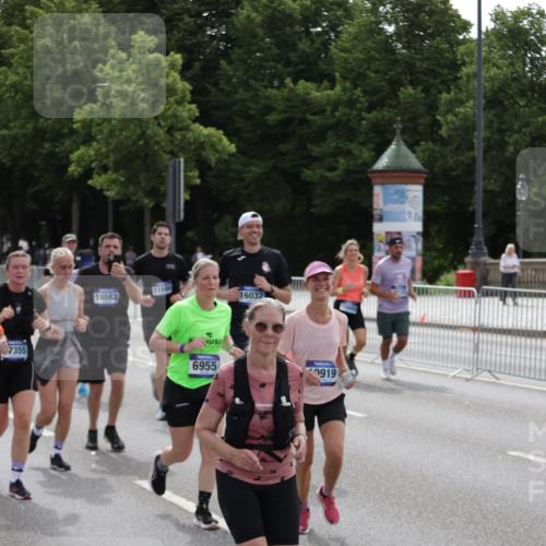29.06.2025 - hella hamburg halbmarathon Jannik Wohlers http://msf.ph/oto/8300239 29.06.2025 10:37:08 Lombardsbrücke 1337, 1819, 2016, 2199, 2486, 2640, 3633, 5171, 5186, 5790, 5875, 6243, 6821, 6955, 7085, 7124, 7235, 7544, 7777, 7823, 8843, 9524, 10476, 10506, 10798, 10919, 11183, 11801, 11888, 12123, 12254, 12472, 12762, 12824, 12935, 13077, 14130, 14282, 14657, 15084, 16032, 16303, 16582, 16680, 16706, 16837, 17305, 17307, 17355, 17798, 17965, 18903 meine-sportfotos.de
