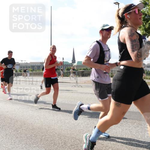 29.06.2025 - hella hamburg halbmarathon Lena Gebhardt http://msf.ph/oto/8300250 29.06.2025 09:59:32 Lombardsbrücke 12909, 16679, 1319, 1334, 1366, 1506, 1595, 1642, 1955, 2282, 2391, 2432, 2630, 2741, 2911, 3112, 3279, 3668, 3715, 4426, 4467, 4837, 4839, 5277, 5299, 5391, 5420, 5457, 5458, 5465, 5492, 5866, 6390, 6399, 6414, 6415, 6416, 7033, 7037, 7129, 7130, 7395, 7833, 7864, 8330, 8509, 8520, 8542, 8652, 8772, 8846, 8929, 9142, 9488, 9884, 9903, 9907, 9922, 9984, 10020, 10031, 10266, 11039, 11568, 11844 meine-sportfotos.de