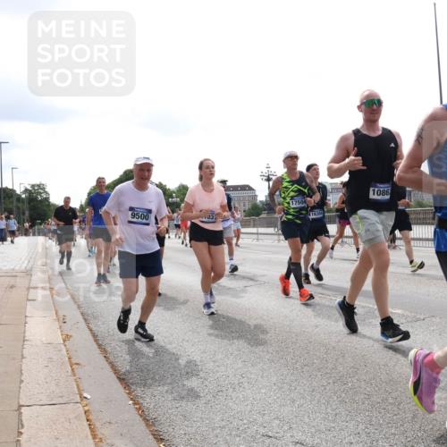 29.06.2025 - hella hamburg halbmarathon Lena Gebhardt http://msf.ph/oto/8300256 29.06.2025 10:37:02 Lombardsbrücke 9500, 17504, 16304, 1086, 1022, 1118, 1253, 1276, 1339, 1488, 1490, 1597, 1948, 1952, 1954, 2031, 2072, 2104, 2272, 2480, 2552, 2588, 3127, 3165, 3714, 3873, 3895, 4084, 4097, 4347, 4618, 4733, 4762, 4996, 5146, 5224, 5538, 5560, 5640, 5786, 5789, 5940, 6156, 6172, 6359, 6584, 6804, 7202, 7707, 7773, 8007, 8257, 8258, 8315, 8499, 8758, 8811, 8936, 8937, 9054, 9055, 9295, 9500, 9694, 13265, 15077, 17156, 17807, 18152, 18488 meine-sportfotos.de