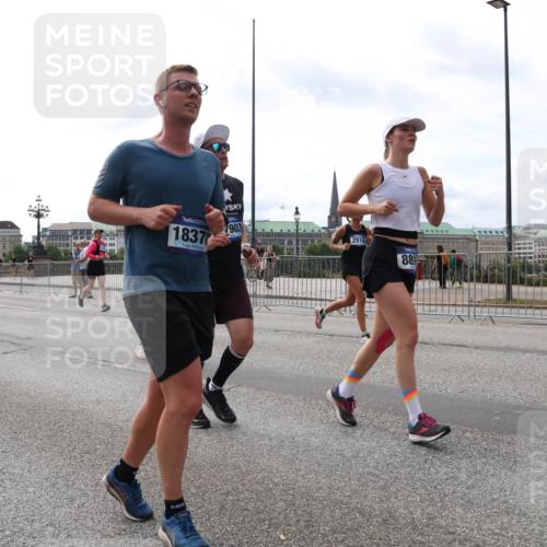29.06.2025 - hella hamburg halbmarathon Lena Gebhardt http://msf.ph/oto/8300271 29.06.2025 10:21:48 Lombardsbrücke 12402, 7612, 1837, 903, 2919, 889, 1072, 1158, 1191, 1250, 1294, 1401, 1668, 1958, 1963, 2172, 2271, 2315, 2353, 2529, 2635, 2744, 2815, 3122, 3606, 3768, 3770, 3817, 3825, 3826, 3995, 4046, 4289, 4375, 4376, 4697, 4786, 5122, 5373, 5395, 5412, 5493, 5641, 5759, 5957, 6086, 6103, 6475, 6676, 6805, 6844, 6881, 7075, 7162, 7375, 7522, 7553, 7612, 7672, 7781, 8095, 8286, 8431, 8715, 8860, 8896, 8959, 9002, 9062, 9100, 9369, 9483, 9499, 9532, 9624, 10374, 10874 meine-sportfotos.de