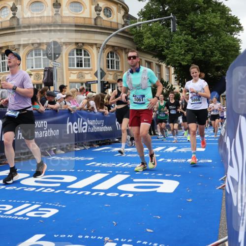 29.06.2025 - hella hamburg halbmarathon Strokosch-Dieckow http://msf.ph/oto/8300287 29.06.2025 10:53:32 Ziel 1030, 1061, 1098, 1499, 1502, 1783, 2058, 2070, 2630, 3399, 3819, 5866, 6628, 6629, 6762, 10549, 11068, 11604, 12632, 12909, 13865, 13912, 15061, 15113, 15497, 15856, 16092, 17710, 18143, 18450, 18612, 18666, 18715 meine-sportfotos.de