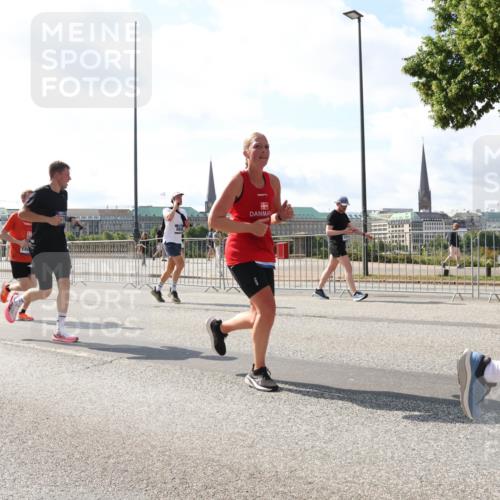 29.06.2025 - hella hamburg halbmarathon Lena Gebhardt http://msf.ph/oto/8300307 29.06.2025 09:59:32 Lombardsbrücke 1319, 1334, 1366, 1506, 1595, 1642, 1955, 2282, 2391, 2432, 2630, 2741, 2911, 3112, 3279, 3668, 3715, 4426, 4467, 4837, 4839, 5277, 5299, 5391, 5420, 5457, 5458, 5465, 5492, 5866, 6390, 6399, 6414, 6415, 6416, 7033, 7037, 7129, 7130, 7395, 7833, 7864, 8330, 8509, 8520, 8542, 8652, 8772, 8846, 8929, 9142, 9488, 9884, 9903, 9907, 9922, 9984, 10020, 10031, 10266, 11039, 11568, 11844 meine-sportfotos.de
