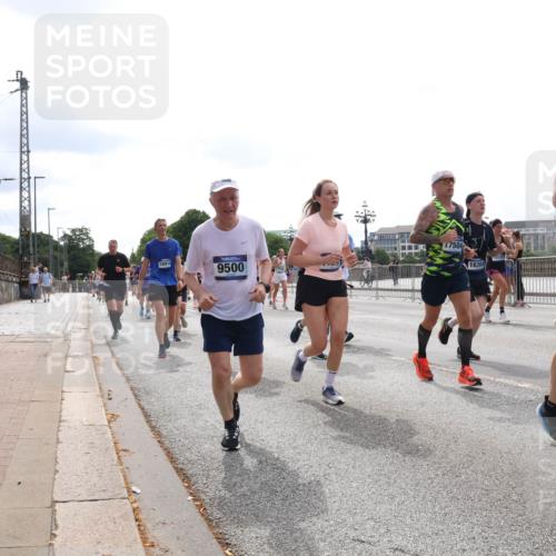 29.06.2025 - hella hamburg halbmarathon Lena Gebhardt http://msf.ph/oto/8300317 29.06.2025 10:37:02 Lombardsbrücke 17504, 1891, 9500, 16304, 2532, 1086, 1022, 1118, 1253, 1276, 1339, 1488, 1490, 1597, 1948, 1952, 1954, 2031, 2072, 2104, 2272, 2480, 2552, 2588, 3127, 3165, 3714, 3873, 3895, 4084, 4097, 4347, 4618, 4733, 4762, 4996, 5146, 5224, 5538, 5560, 5640, 5786, 5789, 5940, 6156, 6172, 6359, 6584, 6804, 7202, 7707, 7773, 8007, 8257, 8258, 8315, 8499, 8758, 8811, 8936, 8937, 9054, 9055, 9295, 9500, 9694, 13265, 15077, 17156, 17807, 18152, 18488 meine-sportfotos.de