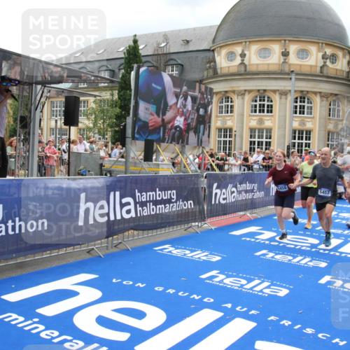 29.06.2025 - hella hamburg halbmarathon Michael Strokosch http://msf.ph/oto/8300321 29.06.2025 10:57:40 Ziel 1239, 2236, 2606, 2652, 4502, 5015, 5134, 5457, 5458, 5728, 12774, 13523, 14571, 14951, 15217, 15220, 17769, 17814, 18388 meine-sportfotos.de