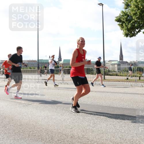 29.06.2025 - hella hamburg halbmarathon Lena Gebhardt http://msf.ph/oto/8300329 29.06.2025 09:59:32 Lombardsbrücke 1494, 679, 1319, 1334, 1366, 1506, 1595, 1642, 1955, 2282, 2391, 2432, 2630, 2741, 2911, 3112, 3279, 3668, 3715, 4426, 4467, 4837, 4839, 5277, 5299, 5391, 5420, 5457, 5458, 5465, 5492, 5866, 6390, 6399, 6414, 6415, 6416, 7033, 7037, 7129, 7130, 7395, 7833, 7864, 8330, 8509, 8520, 8542, 8652, 8772, 8846, 8929, 9142, 9488, 9884, 9903, 9907, 9922, 9984, 10020, 10031, 10266, 11039, 11568, 11844 meine-sportfotos.de