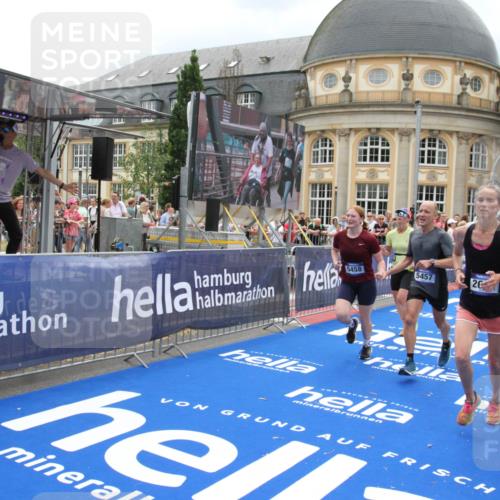 29.06.2025 - hella hamburg halbmarathon Michael Strokosch http://msf.ph/oto/8300363 29.06.2025 10:57:40 Ziel 1239, 2236, 2606, 2652, 4502, 5015, 5134, 5457, 5458, 5728, 12774, 13523, 14571, 14951, 15217, 15220, 17769, 17814, 18388 meine-sportfotos.de