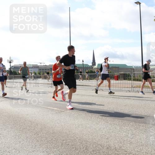 29.06.2025 - hella hamburg halbmarathon Lena Gebhardt http://msf.ph/oto/8300366 29.06.2025 09:59:32 Lombardsbrücke 6415, 12909, 14948, 16679, 1319, 1334, 1366, 1506, 1595, 1642, 1955, 2282, 2391, 2432, 2630, 2741, 2911, 3112, 3279, 3668, 3715, 4426, 4467, 4837, 4839, 5277, 5299, 5391, 5420, 5457, 5458, 5465, 5492, 5866, 6390, 6399, 6414, 6415, 6416, 7033, 7037, 7129, 7130, 7395, 7833, 7864, 8330, 8509, 8520, 8542, 8652, 8772, 8846, 8929, 9142, 9488, 9884, 9903, 9907, 9922, 9984, 10020, 10031, 10266, 11039, 11568, 11844 meine-sportfotos.de