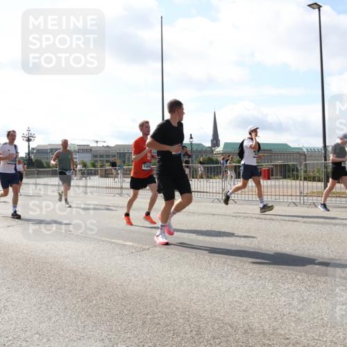 29.06.2025 - hella hamburg halbmarathon Lena Gebhardt http://msf.ph/oto/8300398 29.06.2025 09:59:33 Lombardsbrücke 6415, 12909, 1494, 1319, 1334, 1366, 1506, 1595, 1642, 1955, 2282, 2391, 2432, 2630, 2741, 2911, 3112, 3279, 3668, 3715, 4426, 4467, 4837, 4839, 5015, 5134, 5277, 5299, 5420, 5457, 5458, 5465, 5492, 5866, 6390, 6399, 6414, 6415, 6416, 7033, 7037, 7129, 7130, 7395, 7833, 7864, 8330, 8509, 8520, 8542, 8652, 8772, 8846, 8929, 9142, 9488, 9884, 9903, 9907, 9922, 9984, 10020, 10031, 10266, 11039, 11568, 11844 meine-sportfotos.de