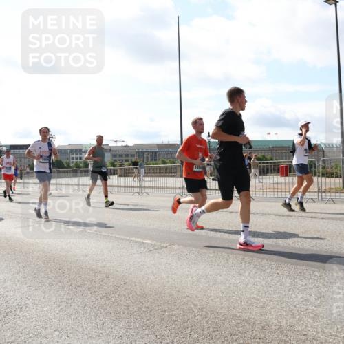 29.06.2025 - hella hamburg halbmarathon Lena Gebhardt http://msf.ph/oto/8300434 29.06.2025 09:59:33 Lombardsbrücke 6415, 6414, 12909, 1494, 1319, 1334, 1366, 1506, 1595, 1642, 1955, 2282, 2391, 2432, 2630, 2741, 2911, 3112, 3279, 3668, 3715, 4426, 4467, 4837, 4839, 5015, 5134, 5277, 5299, 5420, 5457, 5458, 5465, 5492, 5866, 6390, 6399, 6414, 6415, 6416, 7033, 7037, 7129, 7130, 7395, 7833, 7864, 8330, 8509, 8520, 8542, 8652, 8772, 8846, 8929, 9142, 9488, 9884, 9903, 9907, 9922, 9984, 10020, 10031, 10266, 11039, 11568, 11844 meine-sportfotos.de