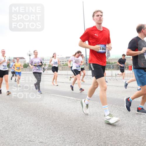 29.06.2025 - hella hamburg halbmarathon Lena Gebhardt http://msf.ph/oto/8300444 29.06.2025 10:56:22 Lombardsbrücke 1863, 1047, 1113, 1738, 1909, 2095, 2143, 2307, 2793, 2887, 2915, 2991, 3257, 3268, 3438, 3520, 3614, 3675, 3676, 3953, 3987, 4083, 4265, 4354, 4473, 4773, 4836, 5237, 5306, 5438, 5580, 5693, 5757, 5994, 6494, 6690, 6968, 7025, 7028, 7090, 7307, 7516, 7616, 7711, 8005, 8108, 8305, 8517, 8533, 8606, 8766, 8939, 8943, 9383, 9435, 9606, 9838, 9910, 9948, 9953, 10555, 10569, 10571, 10640, 10740, 10784, 10987 meine-sportfotos.de