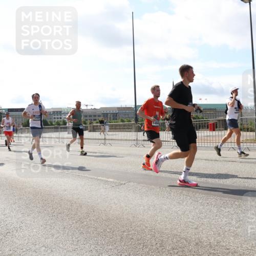 29.06.2025 - hella hamburg halbmarathon Lena Gebhardt http://msf.ph/oto/8300459 29.06.2025 09:59:33 Lombardsbrücke 6415, 6414, 12909, 1494, 1319, 1334, 1366, 1506, 1595, 1642, 1955, 2282, 2391, 2432, 2630, 2741, 2911, 3112, 3279, 3668, 3715, 4426, 4467, 4837, 4839, 5015, 5134, 5277, 5299, 5420, 5457, 5458, 5465, 5492, 5866, 6390, 6399, 6414, 6415, 6416, 7033, 7037, 7129, 7130, 7395, 7833, 7864, 8330, 8509, 8520, 8542, 8652, 8772, 8846, 8929, 9142, 9488, 9884, 9903, 9907, 9922, 9984, 10020, 10031, 10266, 11039, 11568, 11844 meine-sportfotos.de