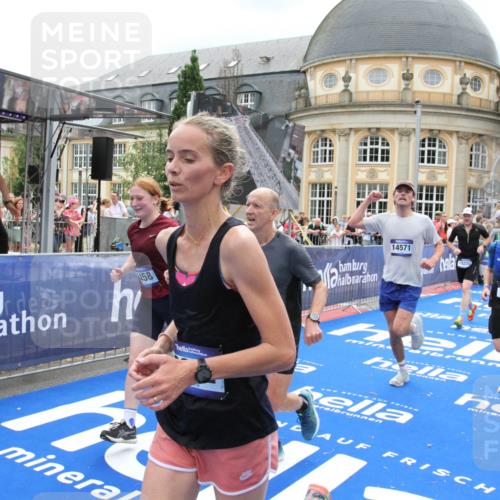 29.06.2025 - hella hamburg halbmarathon Michael Strokosch http://msf.ph/oto/8300460 29.06.2025 10:57:41 Ziel 1239, 1715, 2236, 2606, 2652, 4502, 5457, 5458, 12774, 13523, 14571, 14951, 15217, 15220, 17769, 17814, 18388, 18985 meine-sportfotos.de