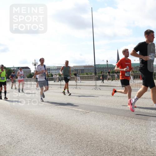 29.06.2025 - hella hamburg halbmarathon Lena Gebhardt http://msf.ph/oto/8300482 29.06.2025 09:59:33 Lombardsbrücke 6415, 6414, 12909, 1494, 16679, 1319, 1334, 1366, 1506, 1595, 1642, 1955, 2282, 2391, 2432, 2630, 2741, 2911, 3112, 3279, 3668, 3715, 4426, 4467, 4837, 4839, 5015, 5134, 5277, 5299, 5420, 5457, 5458, 5465, 5492, 5866, 6390, 6399, 6414, 6415, 6416, 7033, 7037, 7129, 7130, 7395, 7833, 7864, 8330, 8509, 8520, 8542, 8652, 8772, 8846, 8929, 9142, 9488, 9884, 9903, 9907, 9922, 9984, 10020, 10031, 10266, 11039, 11568, 11844 meine-sportfotos.de