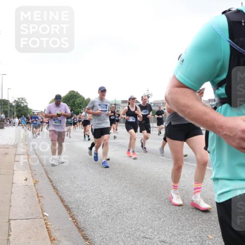29.06.2025 - hella hamburg halbmarathon Lena Gebhardt http://msf.ph/oto/8300486 29.06.2025 10:46:53 Lombardsbrücke 1073, 1185, 1286, 1363, 1371, 1375, 1593, 1607, 1608, 1720, 1837, 1961, 1999, 2162, 2211, 2320, 2327, 2537, 2555, 2556, 2665, 2697, 2981, 3277, 3406, 3407, 3469, 3734, 3823, 4202, 4239, 4296, 4342, 4355, 4448, 4483, 4604, 5111, 5114, 5700, 5796, 5953, 6124, 6161, 6485, 6496, 6740, 7073, 7303, 7412, 7767, 7827, 8477, 8486, 8551, 8553, 8684, 8706, 8967, 9691, 10230, 13969, 14261, 15852, 16882, 16987 meine-sportfotos.de