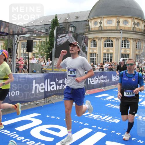 29.06.2025 - hella hamburg halbmarathon Michael Strokosch http://msf.ph/oto/8300503 29.06.2025 10:57:42 Ziel 1239, 1715, 1719, 2606, 2652, 5457, 5458, 10133, 12774, 13523, 14571, 14951, 15217, 15220, 17455, 17769, 17814, 18388, 18985 meine-sportfotos.de