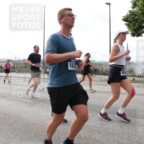 29.06.2025 - hella hamburg halbmarathon Lena Gebhardt http://msf.ph/oto/8300522 29.06.2025 10:21:48 Lombardsbrücke 7612, 6475, 1837, 889, 1072, 1158, 1191, 1250, 1294, 1401, 1668, 1958, 1963, 2172, 2271, 2315, 2353, 2529, 2635, 2744, 2815, 3122, 3606, 3768, 3770, 3817, 3825, 3826, 3995, 4046, 4289, 4375, 4376, 4697, 4786, 5122, 5373, 5395, 5412, 5493, 5641, 5759, 5957, 6086, 6103, 6475, 6676, 6805, 6844, 6881, 7075, 7162, 7375, 7522, 7553, 7612, 7672, 7781, 8095, 8286, 8431, 8715, 8860, 8896, 8959, 9002, 9062, 9100, 9369, 9483, 9499, 9532, 9624, 10374, 10874 meine-sportfotos.de