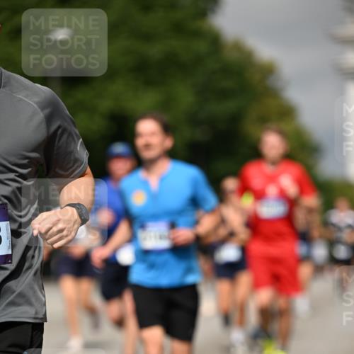 29.06.2025 - hella hamburg halbmarathon Dr. Thomas Lammeyer http://msf.ph/oto/8300579 29.06.2025 10:16:22 Kennedybrücke 1249, 1610, 1785, 1850, 1851, 2963, 2964, 3182, 3248, 3262, 3363, 4453, 5150, 5166, 5176, 6822, 6871, 7014, 7907, 8206, 8207, 8917, 8971, 9253, 9428, 10067, 10402, 10685, 11025 meine-sportfotos.de