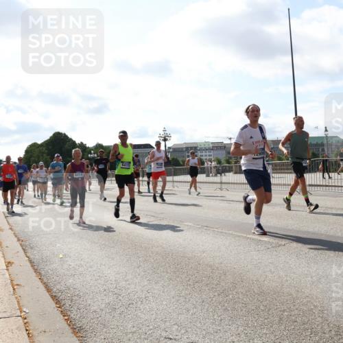29.06.2025 - hella hamburg halbmarathon Lena Gebhardt http://msf.ph/oto/8300596 29.06.2025 09:59:34 Lombardsbrücke 5420, 6414, 6415, 1319, 1334, 1366, 1506, 1595, 1642, 1834, 1955, 2282, 2391, 2432, 2630, 2741, 2911, 3112, 3279, 3668, 3715, 4426, 4467, 4837, 4839, 5015, 5134, 5277, 5299, 5420, 5457, 5458, 5465, 5492, 5866, 6202, 6390, 6399, 6414, 6415, 6416, 7033, 7037, 7129, 7130, 7395, 7833, 7864, 8330, 8509, 8520, 8542, 8652, 8772, 8846, 8929, 9142, 9488, 9884, 9903, 9907, 9922, 9984, 10020, 10031, 10266, 11039, 11568, 11844 meine-sportfotos.de