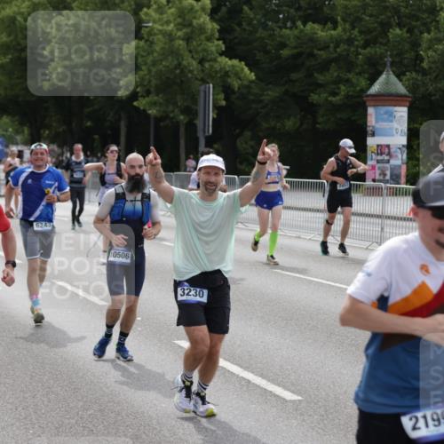 29.06.2025 - hella hamburg halbmarathon Jannik Wohlers http://msf.ph/oto/8300600 29.06.2025 10:37:14 Lombardsbrücke 1475, 2199, 2640, 2853, 3230, 3633, 5171, 5186, 5522, 5875, 6243, 6821, 6955, 7124, 7321, 7350, 7777, 9247, 9288, 9895, 10159, 10476, 10506, 10919, 11183, 11801, 11882, 11888, 12123, 12242, 12254, 12472, 12824, 14130, 14657, 16032, 16582, 16680, 16706, 16837, 17355, 17793, 17798, 18317, 18319, 18903 meine-sportfotos.de