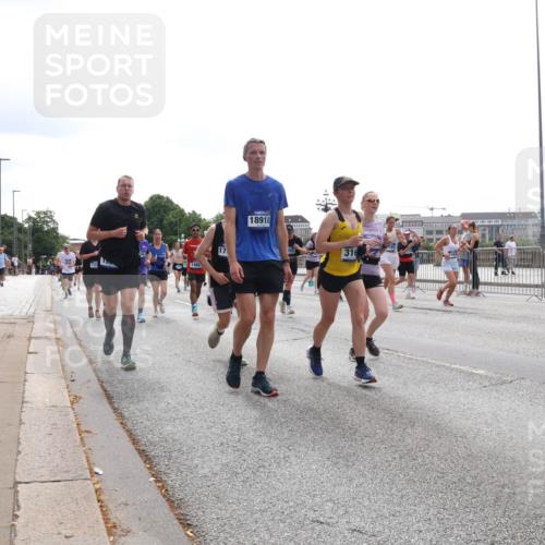 29.06.2025 - hella hamburg halbmarathon Lena Gebhardt http://msf.ph/oto/8300710 29.06.2025 10:37:05 Lombardsbrücke 133, 17, 18918, 316, 553, 1022, 1118, 1253, 1276, 1337, 1339, 1488, 1490, 1597, 1819, 1948, 1952, 1954, 2016, 2031, 2072, 2104, 2272, 2480, 2486, 2552, 2588, 3127, 3165, 3714, 3873, 3895, 4084, 4097, 4347, 4618, 4733, 4762, 4996, 5146, 5224, 5538, 5560, 5640, 5786, 5789, 5940, 6156, 6172, 6359, 6584, 6804, 7202, 7235, 7707, 7773, 7823, 8007, 8257, 8258, 8315, 8499, 8758, 8811, 8936, 8937, 9054, 9055, 9295, 9500, 9694, 13265, 15077, 17156, 18488 meine-sportfotos.de