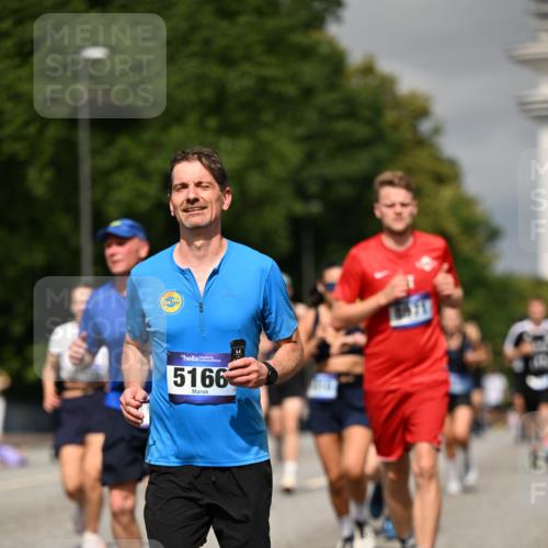29.06.2025 - hella hamburg halbmarathon Dr. Thomas Lammeyer http://msf.ph/oto/8300714 29.06.2025 10:16:22 Kennedybrücke 1249, 1610, 1785, 1850, 1851, 2963, 2964, 3182, 3248, 3262, 3363, 4453, 5150, 5166, 5176, 6822, 6871, 7014, 7907, 8206, 8207, 8917, 8971, 9253, 9428, 10067, 10402, 10685, 11025 meine-sportfotos.de