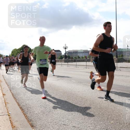 29.06.2025 - hella hamburg halbmarathon Lena Gebhardt http://msf.ph/oto/8300724 29.06.2025 09:47:02 Lombardsbrücke 13771, 14448, 1053, 1396, 1407, 1411, 1577, 1959, 2243, 2563, 2836, 3005, 3790, 3935, 4740, 4944, 5048, 5152, 5193, 5660, 6032, 6305, 6473, 6683, 6915, 7080, 7466, 7622, 7628, 7831, 7867, 8312, 8323, 9376, 9508, 9519, 10477, 10771, 10927, 11055, 11304, 11370, 11661, 11898, 12204, 12447, 12899, 13148, 13199, 13493, 13494, 13729, 13771, 13972, 13991, 14069, 14310, 14385, 15902, 16811, 16957 meine-sportfotos.de