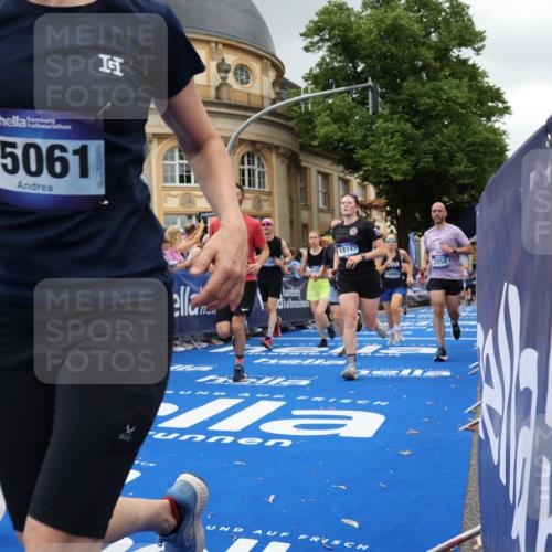 29.06.2025 - hella hamburg halbmarathon Strokosch-Dieckow http://msf.ph/oto/8300734 29.06.2025 10:53:41 Ziel 1422, 1502, 2058, 2082, 2518, 2630, 3399, 3819, 5399, 5607, 6260, 6762, 6877, 7177, 8285, 8335, 9922, 10529, 10549, 10895, 11588, 11589, 11604, 12632, 13865, 14702, 14818, 15061, 15441, 15502, 15856, 16092, 17482, 17740, 18143, 18249, 18487, 18514, 18666, 18715, 18759 meine-sportfotos.de