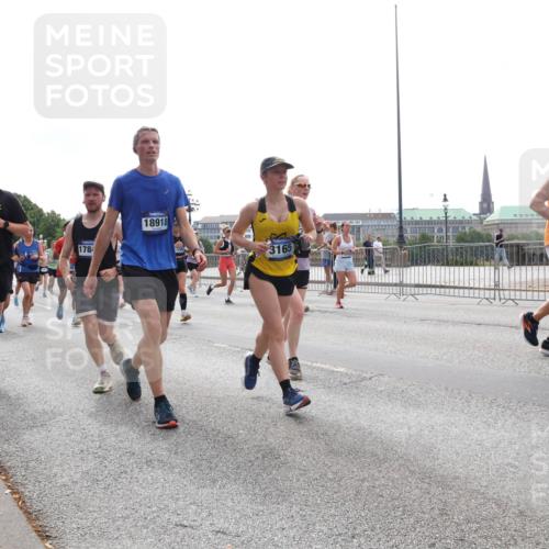 29.06.2025 - hella hamburg halbmarathon Lena Gebhardt http://msf.ph/oto/8300780 29.06.2025 10:37:06 Lombardsbrücke 1339, 1784, 18918, 3165, 553, 1022, 1118, 1253, 1276, 1337, 1339, 1488, 1490, 1597, 1819, 1948, 1952, 1954, 2016, 2031, 2072, 2104, 2272, 2480, 2486, 2552, 2588, 3127, 3165, 3714, 3873, 3895, 4084, 4097, 4347, 4618, 4733, 4762, 4996, 5146, 5224, 5538, 5560, 5640, 5786, 5789, 5940, 6156, 6172, 6359, 6584, 6804, 7085, 7202, 7235, 7707, 7773, 7823, 8007, 8257, 8258, 8315, 8499, 8758, 8811, 8936, 8937, 9054, 9055, 9295, 9500, 9694, 13265, 15077, 18488 meine-sportfotos.de