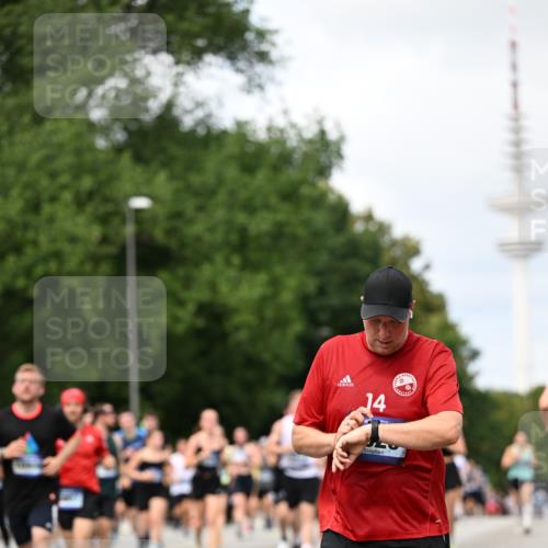 29.06.2025 - hella hamburg halbmarathon Dr. Thomas Lammeyer http://msf.ph/oto/8300781 29.06.2025 10:37:55 Kennedybrücke 1189, 1275, 1896, 2526, 2776, 3264, 3340, 3345, 3812, 3848, 4361, 4433, 4449, 4807, 4824, 4826, 5075, 5141, 5557, 5561, 5584, 5821, 5822, 5887, 6364, 6515, 6516, 6956, 7027, 7308, 7309, 7565, 7633, 7653, 7982, 8157, 8349, 8375, 8377, 8383, 8401, 8620, 9234, 9258, 9438, 9706, 9799, 9875, 9995, 10048, 10800, 11092, 11111, 11229, 11237, 11260 meine-sportfotos.de