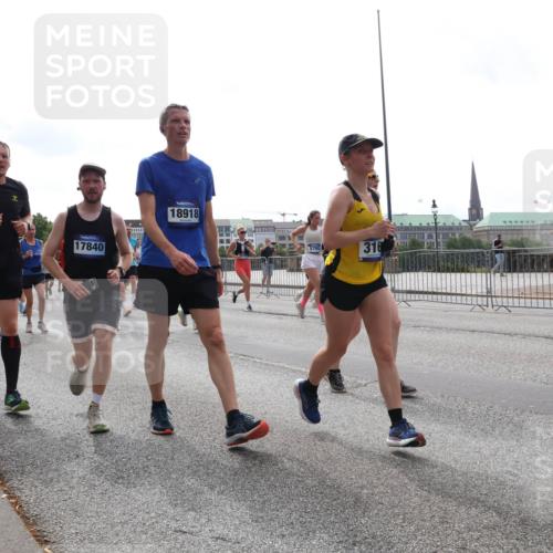 29.06.2025 - hella hamburg halbmarathon Lena Gebhardt http://msf.ph/oto/8300848 29.06.2025 10:37:06 Lombardsbrücke 17840, 1339, 18918, 5786, 316, 1022, 1118, 1253, 1276, 1337, 1339, 1488, 1490, 1597, 1819, 1948, 1952, 1954, 2016, 2031, 2072, 2104, 2272, 2480, 2486, 2552, 2588, 3127, 3165, 3714, 3873, 3895, 4084, 4097, 4347, 4618, 4733, 4762, 4996, 5146, 5224, 5538, 5560, 5640, 5786, 5789, 5940, 6156, 6172, 6359, 6584, 6804, 7085, 7202, 7235, 7707, 7773, 7823, 8007, 8257, 8258, 8315, 8499, 8758, 8811, 8936, 8937, 9054, 9055, 9295, 9500, 9694, 13265, 15077, 18488 meine-sportfotos.de