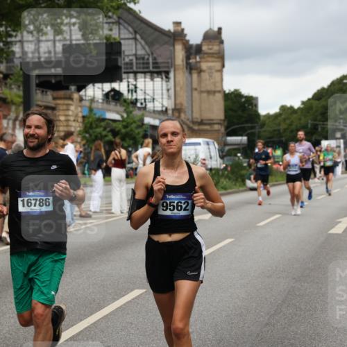 29.06.2025 - hella hamburg halbmarathon Yannick Fuchs http://msf.ph/oto/8300866 29.06.2025 10:49:50 20KM 1130, 1180, 1193, 2982, 3042, 3048, 3058, 3668, 4951, 5287, 5465, 5672, 6569, 6591, 6924, 7594, 7742, 8255, 8311, 8639, 8863, 9361, 9562, 11039, 11309, 11638, 12196, 12515, 13474, 14363, 14365, 14461, 15184, 15818, 15884, 16176, 16375, 16401, 16434, 16521, 16625, 16786, 17259, 17615, 17640, 17642, 17734, 18064, 18125, 18212, 18325, 18340, 18495, 18634, 18741, 18746, 18835, 19120, 19152 meine-sportfotos.de