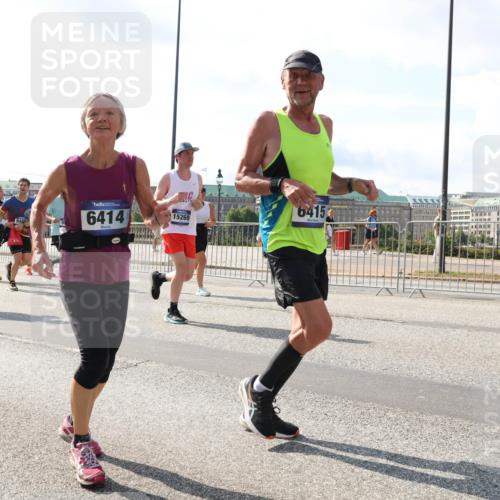 29.06.2025 - hella hamburg halbmarathon Lena Gebhardt http://msf.ph/oto/8300876 29.06.2025 09:59:36 Lombardsbrücke 15524, 9488, 6414, 15269, 6415, 1319, 1334, 1366, 1506, 1595, 1642, 1834, 1955, 2282, 2391, 2432, 2630, 2741, 2911, 3112, 3279, 3668, 3715, 3836, 4426, 4467, 4837, 4839, 5015, 5134, 5277, 5299, 5420, 5457, 5458, 5465, 5492, 5866, 6202, 6390, 6414, 6415, 6416, 7033, 7037, 7129, 7130, 7395, 7833, 7864, 8330, 8509, 8520, 8542, 8652, 8772, 8846, 8929, 9142, 9488, 9903, 9907, 9922, 9984, 10020, 10031, 10266, 11039, 11568, 11844 meine-sportfotos.de