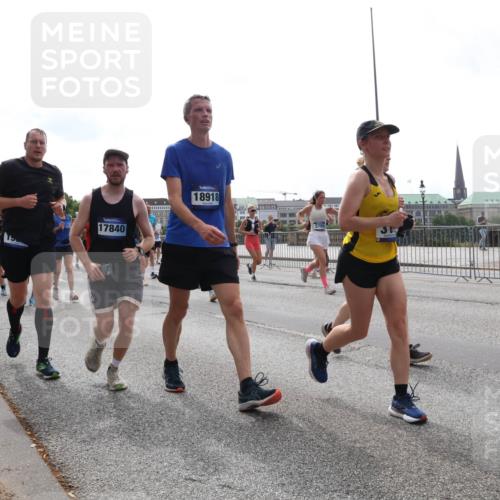 29.06.2025 - hella hamburg halbmarathon Lena Gebhardt http://msf.ph/oto/8300885 29.06.2025 10:37:06 Lombardsbrücke 1339, 17840, 18918, 5786, 1022, 1118, 1253, 1276, 1337, 1339, 1488, 1490, 1597, 1819, 1948, 1952, 1954, 2016, 2031, 2072, 2104, 2272, 2480, 2486, 2552, 2588, 3127, 3165, 3714, 3873, 3895, 4084, 4097, 4347, 4618, 4733, 4762, 4996, 5146, 5224, 5538, 5560, 5640, 5786, 5789, 5940, 6156, 6172, 6359, 6584, 6804, 7085, 7202, 7235, 7707, 7773, 7823, 8007, 8257, 8258, 8315, 8499, 8758, 8811, 8936, 8937, 9054, 9055, 9295, 9500, 9694, 13265, 15077, 18488 meine-sportfotos.de
