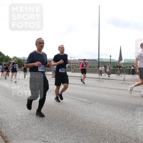29.06.2025 - hella hamburg halbmarathon Lena Gebhardt http://msf.ph/oto/8300899 29.06.2025 10:21:49 Lombardsbrücke 12402, 7612, 6475, 1072, 1158, 1191, 1250, 1294, 1401, 1668, 1958, 1963, 2172, 2271, 2315, 2353, 2529, 2744, 2815, 3606, 3768, 3770, 3817, 3825, 3826, 3995, 4046, 4289, 4375, 4376, 4697, 4786, 5122, 5373, 5412, 5641, 5759, 5957, 6086, 6103, 6475, 6676, 6805, 6844, 6881, 7075, 7162, 7375, 7612, 7672, 7781, 8095, 8286, 8431, 8715, 8860, 8896, 8959, 9002, 9062, 9100, 9369, 9483, 9499, 9532, 9624, 10374, 10874 meine-sportfotos.de