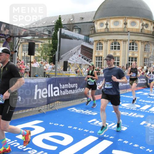 29.06.2025 - hella hamburg halbmarathon Michael Strokosch http://msf.ph/oto/8300951 29.06.2025 10:57:44 Ziel 1239, 1715, 1719, 2606, 7833, 10133, 12774, 13523, 14571, 14951, 15217, 15220, 16418, 17201, 17455, 17769, 17814, 18388, 18508, 18985 meine-sportfotos.de
