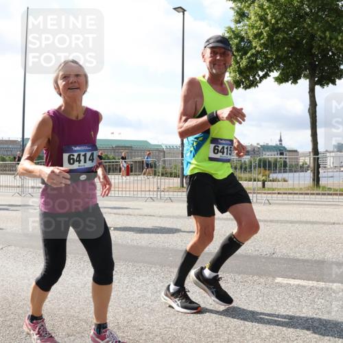 29.06.2025 - hella hamburg halbmarathon Lena Gebhardt http://msf.ph/oto/8300980 29.06.2025 09:59:36 Lombardsbrücke 6414, 6415, 1319, 1334, 1366, 1506, 1595, 1642, 1834, 1955, 2282, 2391, 2432, 2630, 2741, 2911, 3112, 3279, 3668, 3715, 3836, 4426, 4467, 4837, 4839, 5015, 5134, 5277, 5299, 5420, 5457, 5458, 5465, 5492, 5866, 6202, 6390, 6414, 6415, 6416, 7033, 7037, 7129, 7130, 7395, 7833, 7864, 8330, 8509, 8520, 8542, 8652, 8772, 8846, 8929, 9142, 9488, 9903, 9907, 9922, 9984, 10020, 10031, 10266, 11039, 11568, 11844 meine-sportfotos.de